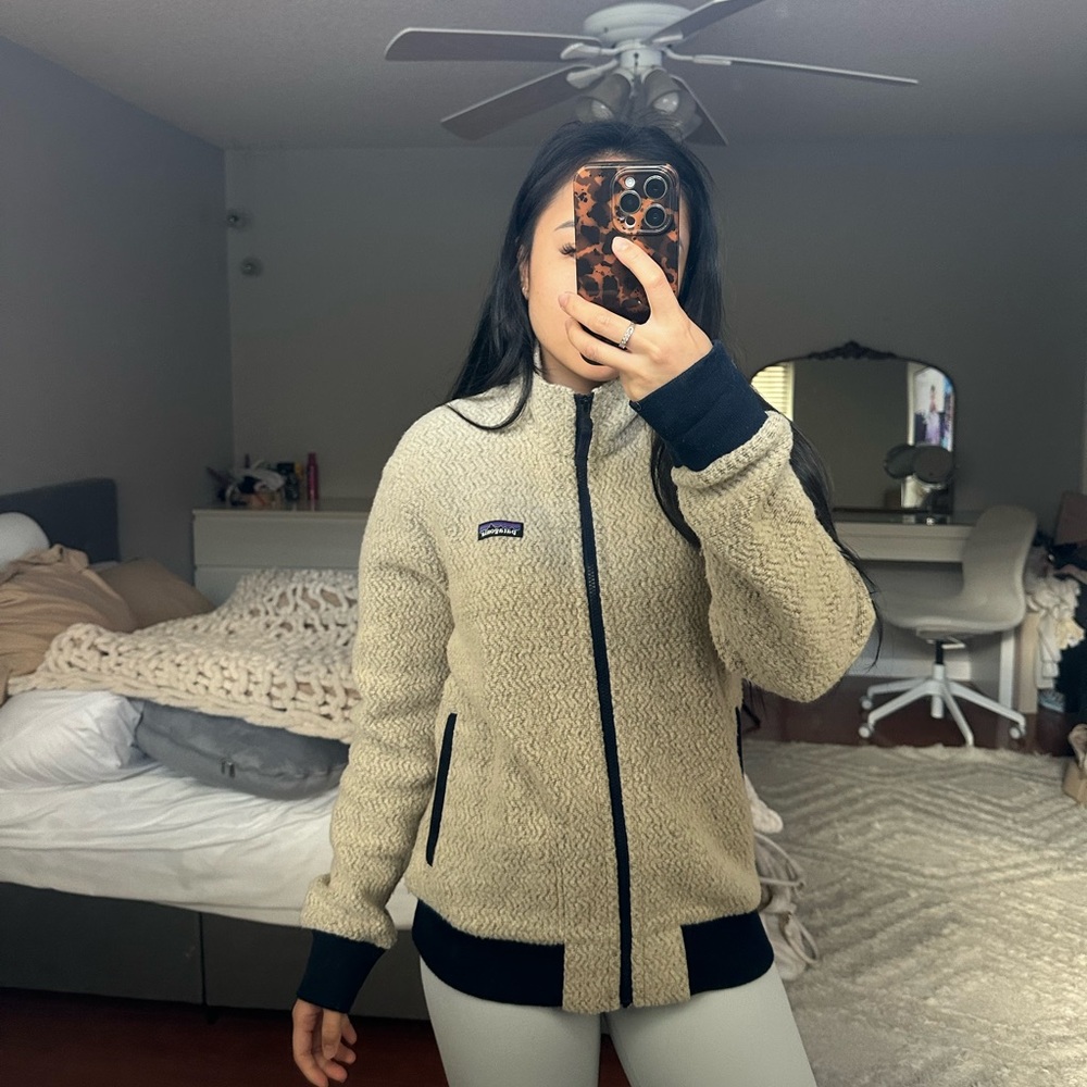 Patagonia Women's Tan Teddy Jacket - Picture 2 of 6